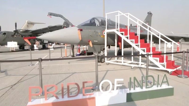 Jet tempur India jatuh di Dubai. (Reuters TV)