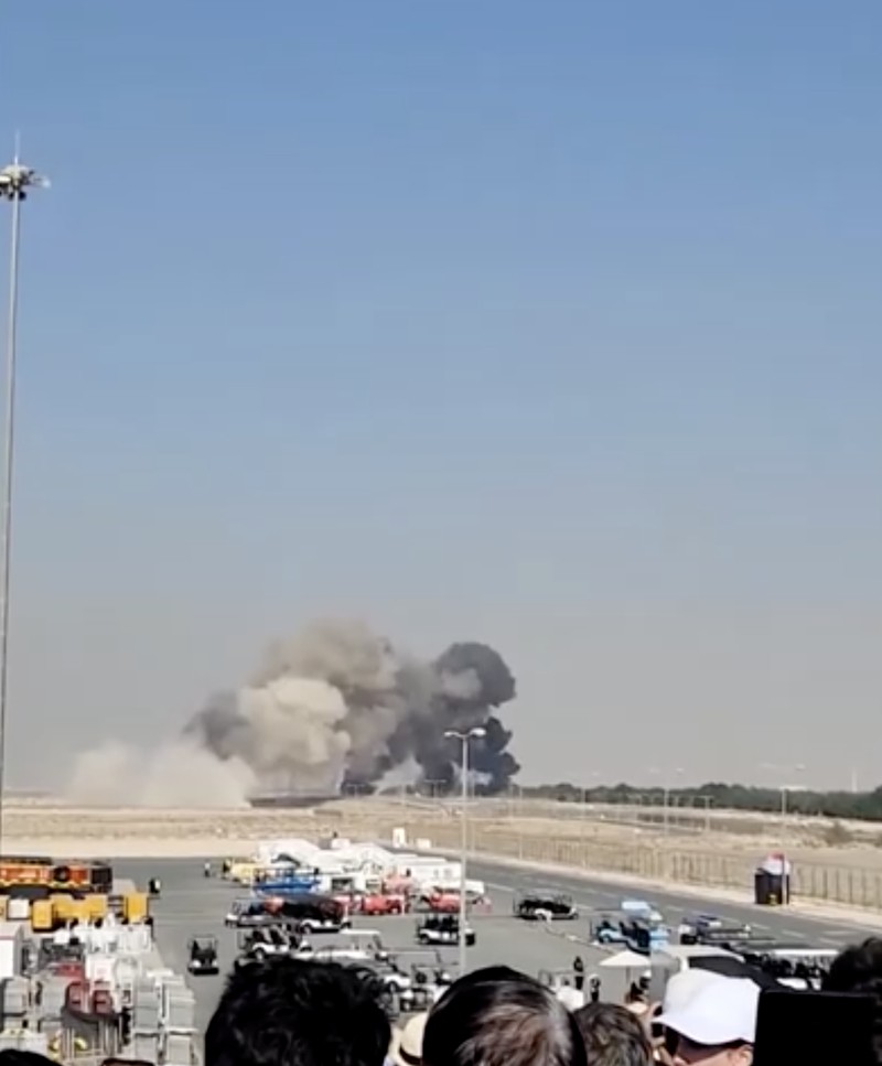 Jet tempur India jatuh di Dubai. (Reuters TV)