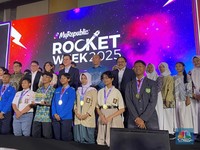 Momen Meutya Hafid Minta Foto Bareng Anak-anak Sekolah