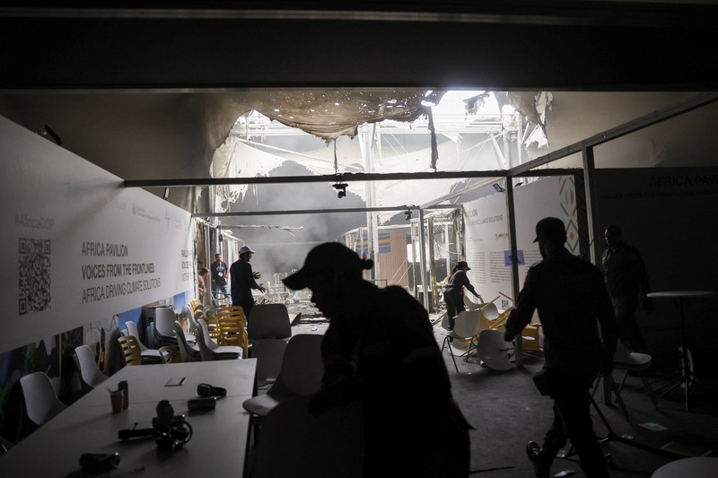 Orang-orang menggunakan alat pemadam kebakaran untuk memadamkan api di Paviliun Negara-negara di Zona Biru pada Konferensi Perubahan Iklim Perserikatan Bangsa-Bangsa (COP30) di Belem, Brasil, 20 November 2025. (REUTERS/Douglas Pingituro)