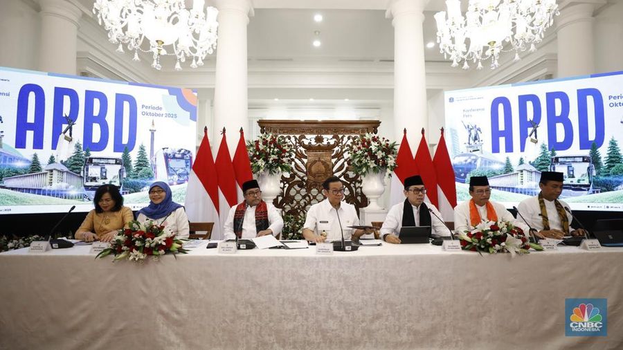 Pemerintah Provinsi (Pemprov) DKI menggelar konferensi pers terkait pengelolaan Anggaran Pendapatan dan Belanja Daerah (APBD) tahun 2025 di Balai Kota DKI Jakarta, Jumat (21/11/2025).  (CNBC Indonesia/Tri Susilo)