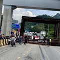 Steger Proyek Kereta China Ambruk, Timpa Mobil di Jalan Raya