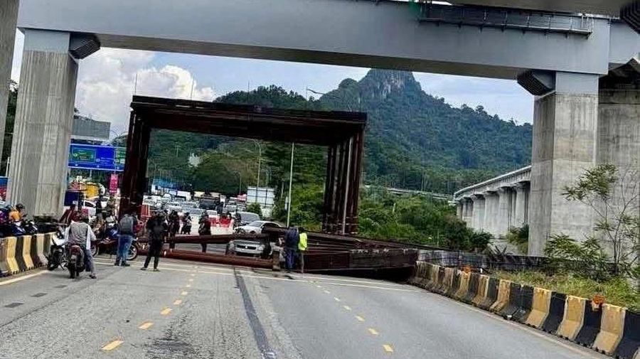 Perancah konstruksi kanopi di sebuah jalan tol runtuh menimpa sebuah mobil di Kuala Lumpur, Malaysia. (Tangkapan Layar Video Threads/@sidchan)