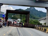 Steger Proyek Kereta China Ambruk, Timpa Mobil di Jalan Raya