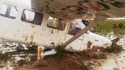 Nasib Mujur 5 Awak Pesawat yang Mendarat Darurat di Sawah Karawang