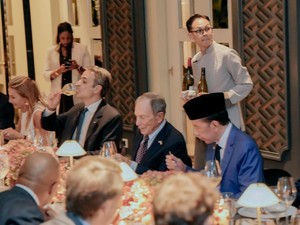 Momen Jokowi Duduk Sebelahan dengan Mike Bloomberg Saat Gala Dinner