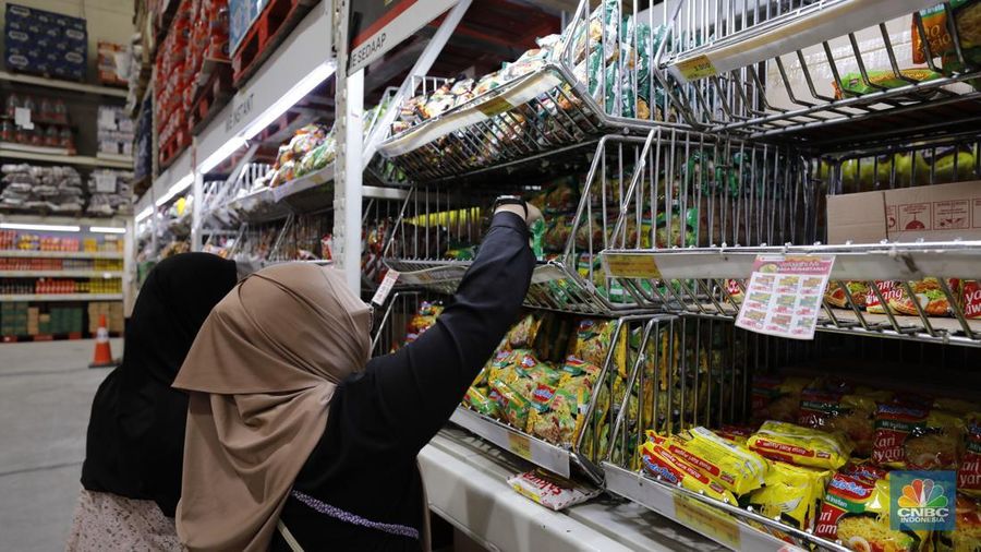 Produk mie instan di Pusat Grosir Logistik di kawasan Jakarta, Jumat (21/11/2025). (CNBC Indonesia/Tri Susilo)