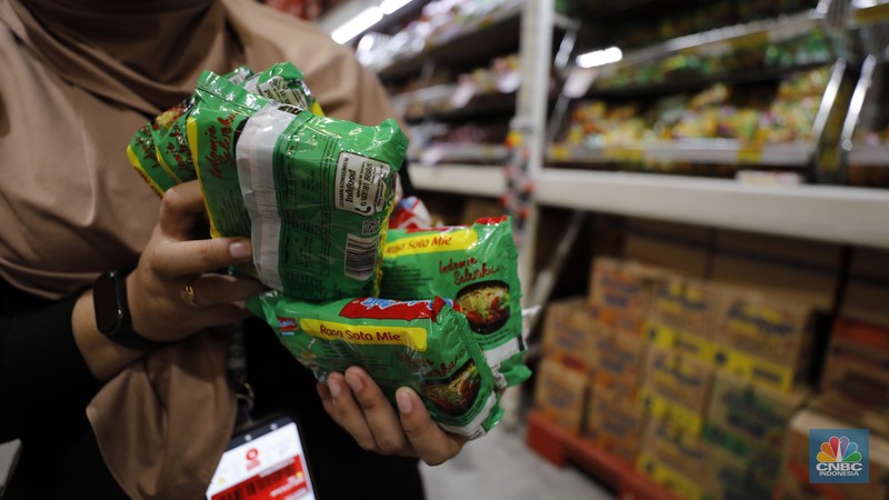 Produk mie instan di Pusat Grosir Logistik di kawasan Jakarta, Jumat (21/11/2025). (CNBC Indonesia/Tri Susilo)