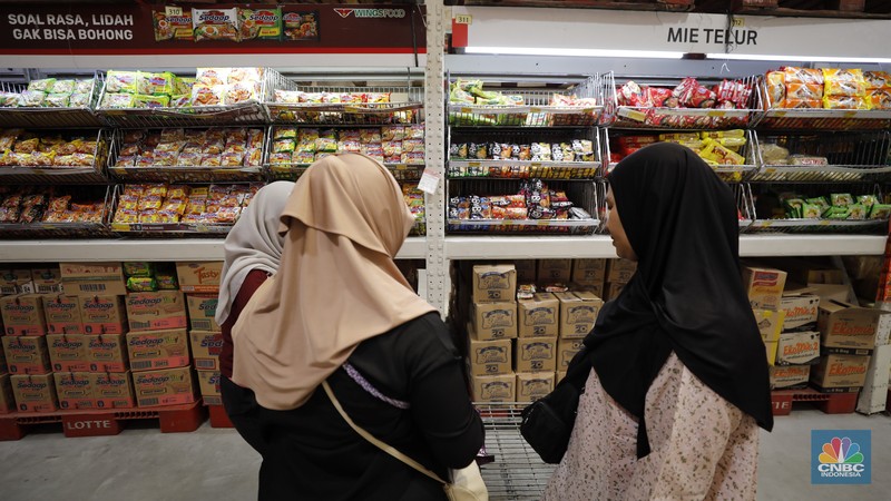 Produk mie instan di Pusat Grosir Logistik di kawasan Jakarta, Jumat (21/11/2025). (CNBC Indonesia/Tri Susilo)