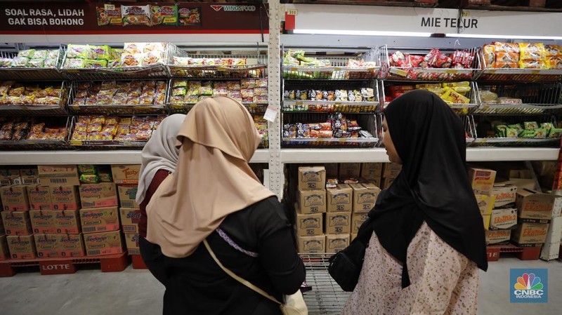 Produk mie instan di Pusat Grosir Logistik di kawasan Jakarta, Jumat (21/11/2025). (CNBC Indonesia/Tri Susilo)