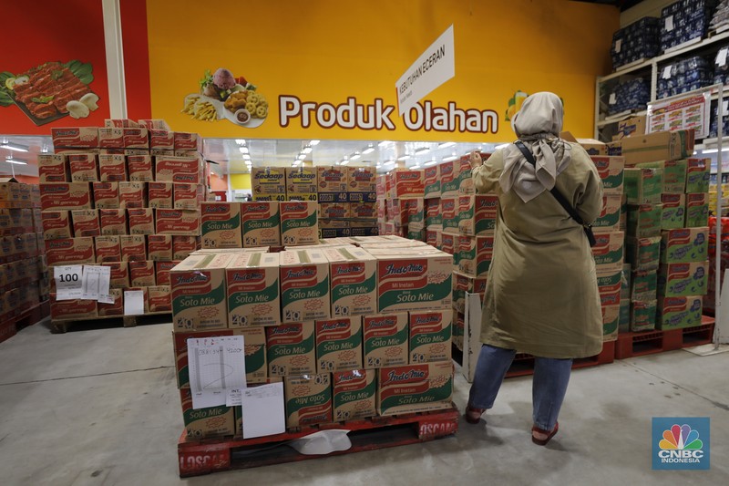 Produk mie instan di Pusat Grosir Logistik di kawasan Jakarta, Jumat (21/11/2025). (CNBC Indonesia/Tri Susilo)