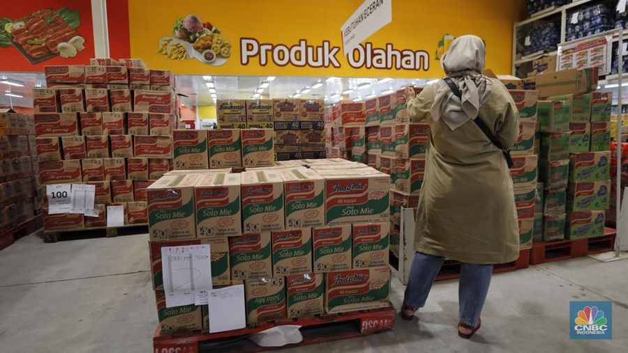Produk mie instan di Pusat Grosir Logistik di kawasan Jakarta, Jumat (21/11/2025). (CNBC Indonesia/Tri Susilo)