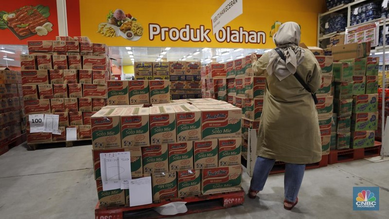 Produk mie instan di Pusat Grosir Logistik di kawasan Jakarta, Jumat (21/11/2025). (CNBC Indonesia/Tri Susilo)