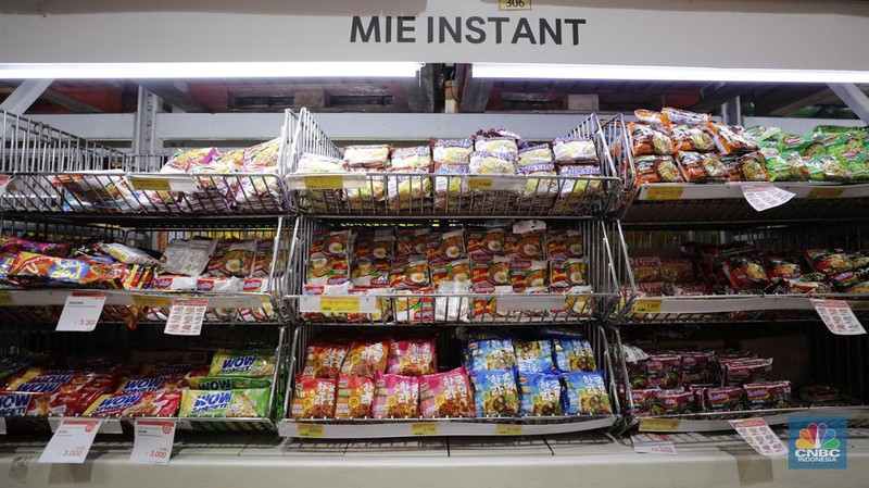 Produk mie instan di Pusat Grosir Logistik di kawasan Jakarta, Jumat (21/11/2025). (CNBC Indonesia/Tri Susilo)