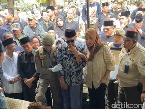 Tangis Walkot Malang Pecah Saat Antarkan Istri ke Peristirahatan Terakhir
