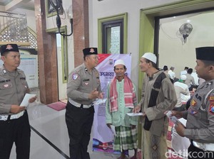 Satlantas Polres Pasuruan Kota Sosialisasi Lalin pada Jemaah Salat Subuh