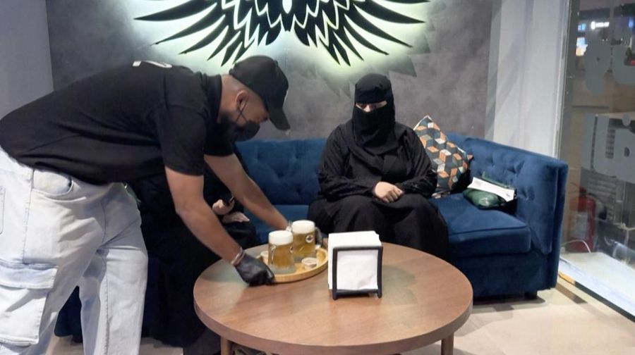 Sejumlah pelanggan berjubah putih hingga wanita berkerudung hitam menyesap bir tanpa alkohol tanpa khawatir mabuk di sebuah kedai di Riyadh, ibu kota Arab Saudi. (Tangkapan Layar Video AFP/Rania SANJAR)
