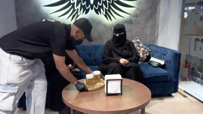 Sejumlah pelanggan berjubah putih hingga wanita berkerudung hitam menyesap bir tanpa alkohol tanpa khawatir mabuk di sebuah kedai di Riyadh, ibu kota Arab Saudi. (Tangkapan Layar Video AFP/Rania SANJAR)