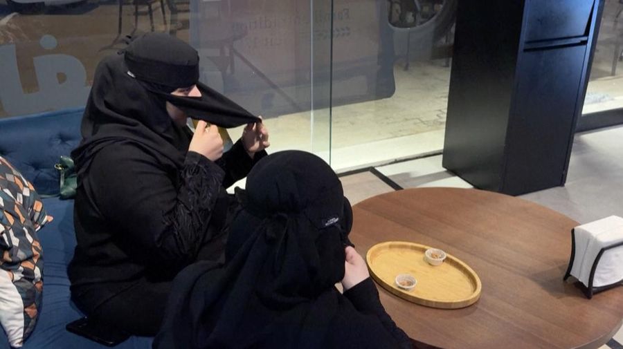 Sejumlah pelanggan berjubah putih hingga wanita berkerudung hitam menyesap bir tanpa alkohol tanpa khawatir mabuk di sebuah kedai di Riyadh, ibu kota Arab Saudi. (Tangkapan Layar Video AFP/Rania SANJAR)