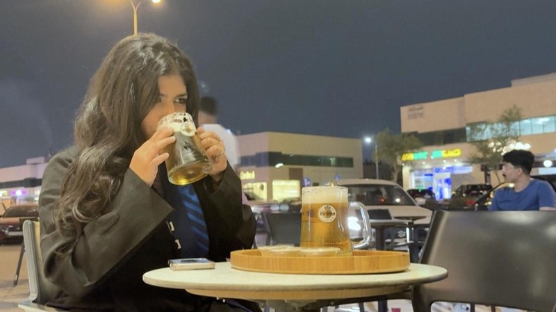 Sejumlah pelanggan berjubah putih hingga wanita berkerudung hitam menyesap bir tanpa alkohol tanpa khawatir mabuk di sebuah kedai di Riyadh, ibu kota Arab Saudi. (Tangkapan Layar Video AFP/Rania SANJAR)