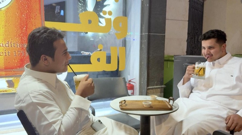 Sejumlah pelanggan berjubah putih hingga wanita berkerudung hitam menyesap bir tanpa alkohol tanpa khawatir mabuk di sebuah kedai di Riyadh, ibu kota Arab Saudi. (Tangkapan Layar Video AFP/Rania SANJAR)