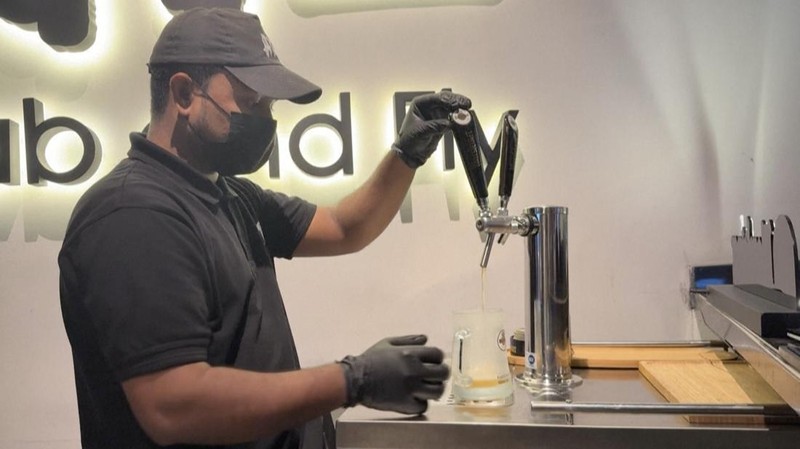 Sejumlah pelanggan berjubah putih hingga wanita berkerudung hitam menyesap bir tanpa alkohol tanpa khawatir mabuk di sebuah kedai di Riyadh, ibu kota Arab Saudi. (Tangkapan Layar Video AFP/Rania SANJAR)