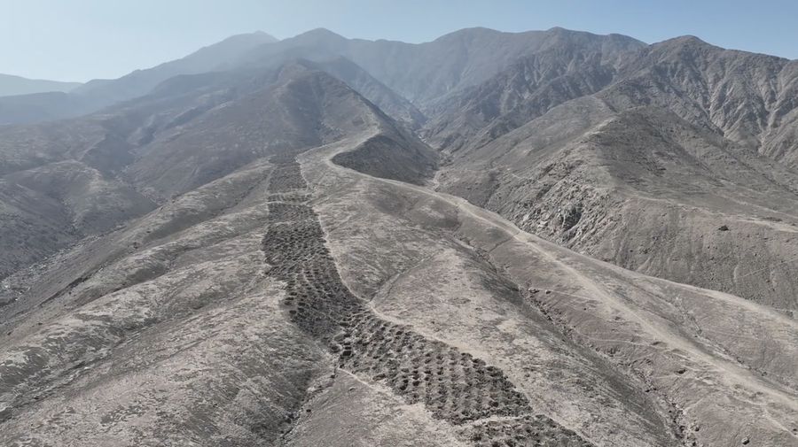 Sekitar 5.200 lubang yang membentang hampir satu mil (1,5 kilometer) melintasi Lembah Pisco di Andes Peru. (JL.Bongers/CNN.com)