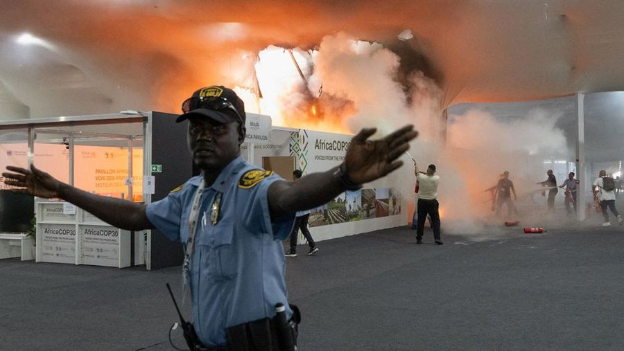 Orang-orang menggunakan alat pemadam kebakaran untuk memadamkan api di Paviliun Negara-negara di Zona Biru pada Konferensi Perubahan Iklim Perserikatan Bangsa-Bangsa (COP30) di Belem, Brasil, 20 November 2025. (REUTERS/Douglas Pingituro)