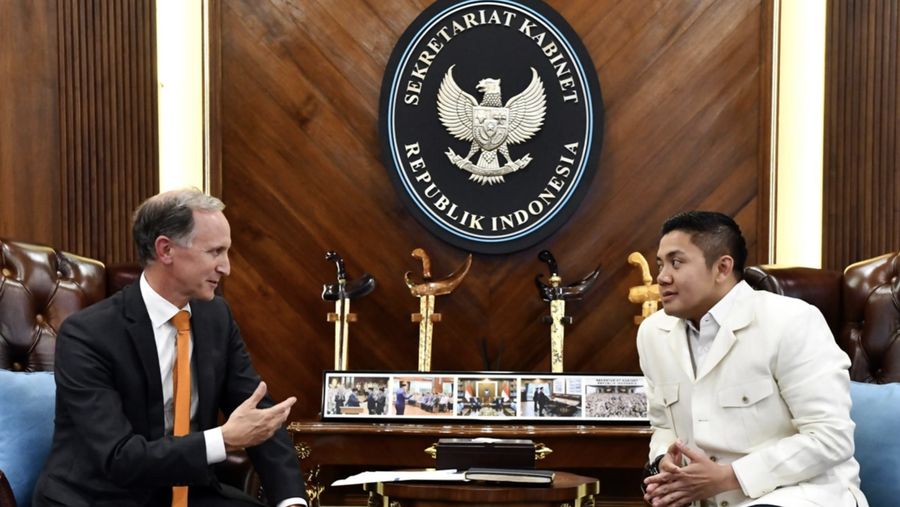 Sekretaris Kabinet Teddy Indra Wijaya menerima Duta Besar Belanda untuk Indonesia, Marc Gerritsen, di Gedung Sekretariat Kabinet. Bulan November ini, tepat 1 tahun setelah Dubes Gerritsen menyerahkan surat kepercayaan kepada Presiden Prabowo Subianto. (Instagram/Sekretariat.kabinet)