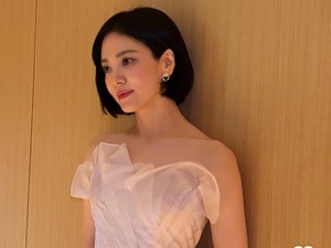 Song Hye Kyo Gedebag-gedebug dari Loksyut ke Acara Penghargaan