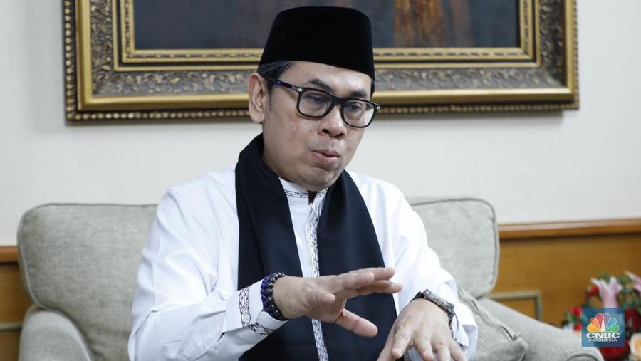 Wakil Koordinator Staf Khusus Gubernur DKI Jakarta Yustinus Prastowo saat berdiskusi dengan CNBC Indonesia di Balai Kota Jakarta, Jumat (21/11/2025). (CNBC Indonesia/Tri Susilo)