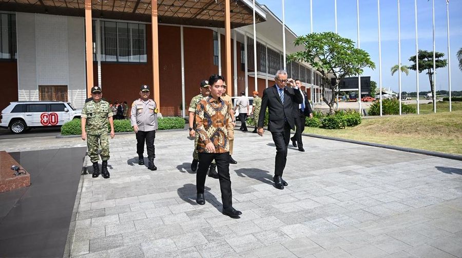 Wakil Presiden Gibran Rakabuming Raka lepas landas dari Pangkalan TNI Angkatan Udara, Halim Perdanakusuma, Jakarta, pada Jumat (21/11/2025), untuk mewakili dalam Presiden Prabowo Subianto dalam Konferensi Tingkat Tinggi (KTT) G20 di Johannesburg, Afrika Selatan. (Dok. Setwapres)