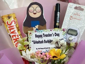 35+ Inspirasi Kado Hari Guru 2025 yang Berkesan, Unik, dan Bermanfaat