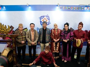 Kunjungi Pameran Kriya Jemari, Menbud Dorong Inovasi bagi Pemajuan Budaya