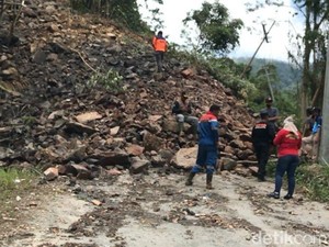 Longsor Tutup Jalan Poros Palopo-Bastem, 3 Motor Tertimbun Material