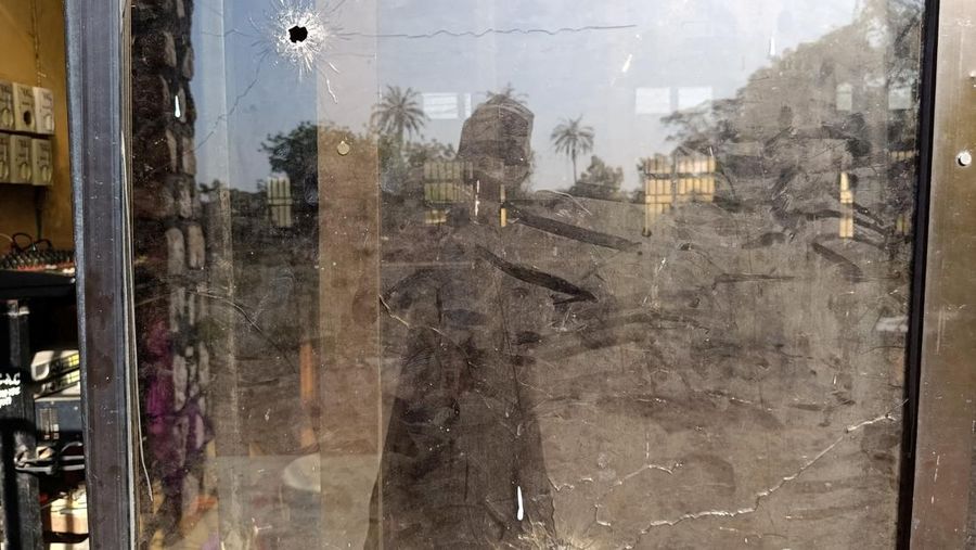 Lubang peluru terlihat di salah satu jendela Gereja Apostolik Kristus, sehari setelah serangan bersenjata yang menewaskan banyak orang dan menculik pendeta serta beberapa jemaat, di kota Eruku, negara bagian Kwara, Nigeria, 19/11/2025. REUTERS/Abdullahi Dare Akogun
