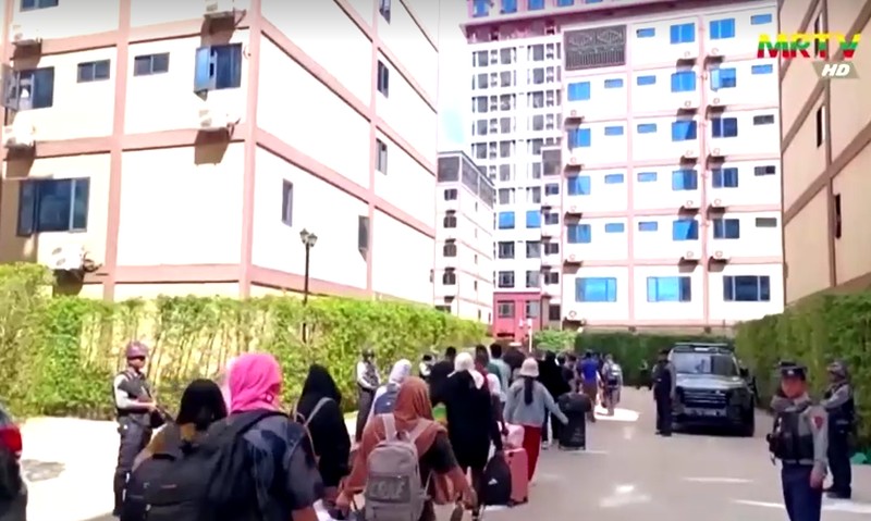 Militer Myanmar menggerebek pusat penipuan online besar di kawasan perbatasan Thailand. (MRTV via Reuters)