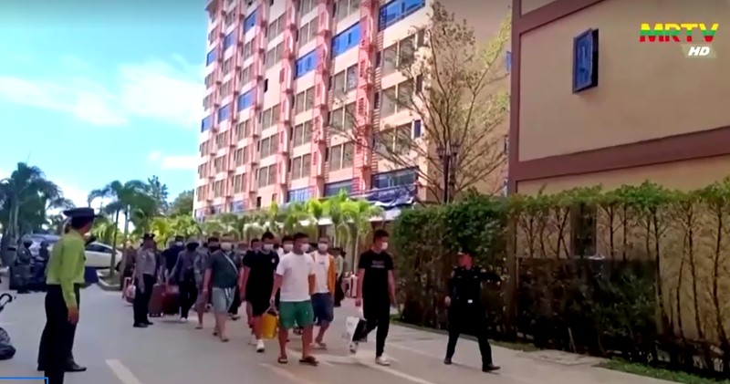 Militer Myanmar menggerebek pusat penipuan online besar di kawasan perbatasan Thailand. (MRTV via Reuters)