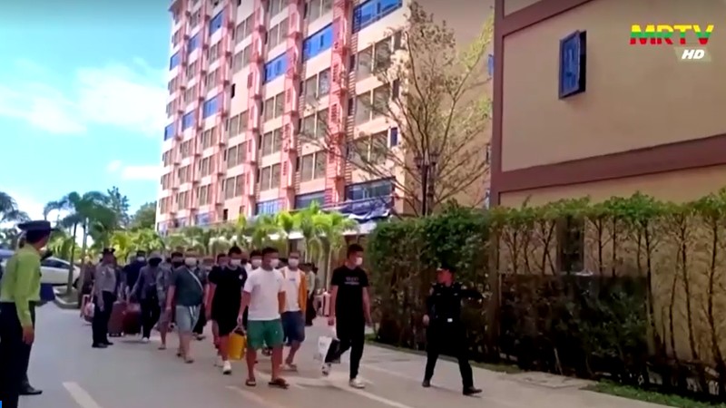 Militer Myanmar menggerebek pusat penipuan online besar di kawasan perbatasan Thailand. (MRTV via Reuters)