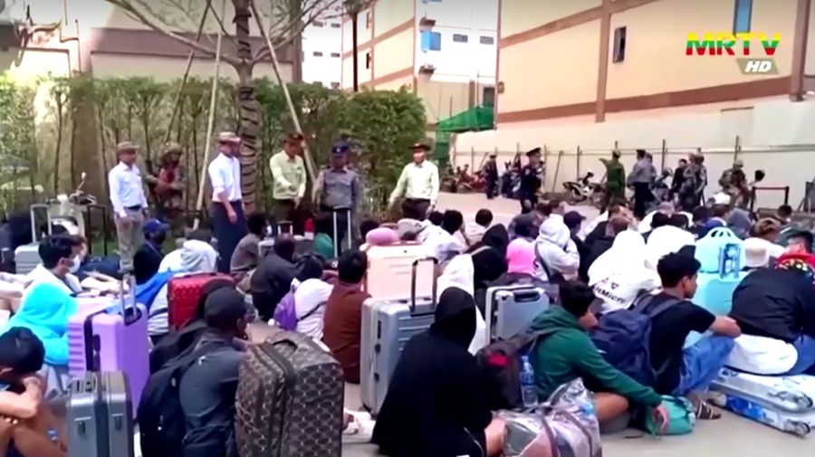 Militer Myanmar menggerebek pusat penipuan online besar di kawasan perbatasan Thailand. (MRTV via Reuters)