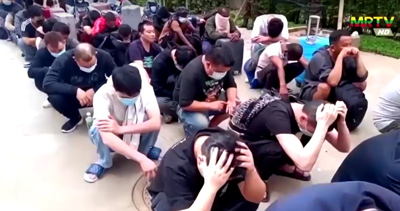 Militer Myanmar menggerebek pusat penipuan online besar di kawasan perbatasan Thailand. (MRTV via Reuters)