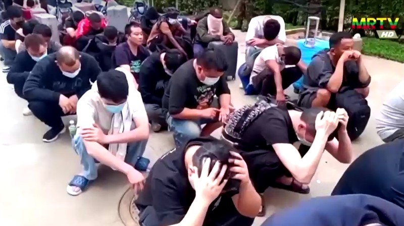 Militer Myanmar menggerebek pusat penipuan online besar di kawasan perbatasan Thailand. (MRTV via Reuters)