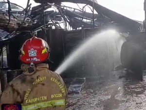 Kebakaran Gudang Oli Bekas di Bogor Akhirnya Padam Setelah 13 Jam
