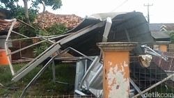 Amukan Puting Beliung Rusak 60 Rumah di Subang