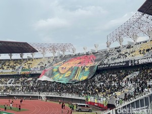 Harapan Bonek Tunanetra di Tengah Gemuruh GBT Laga Persebaya Vs Arema FC