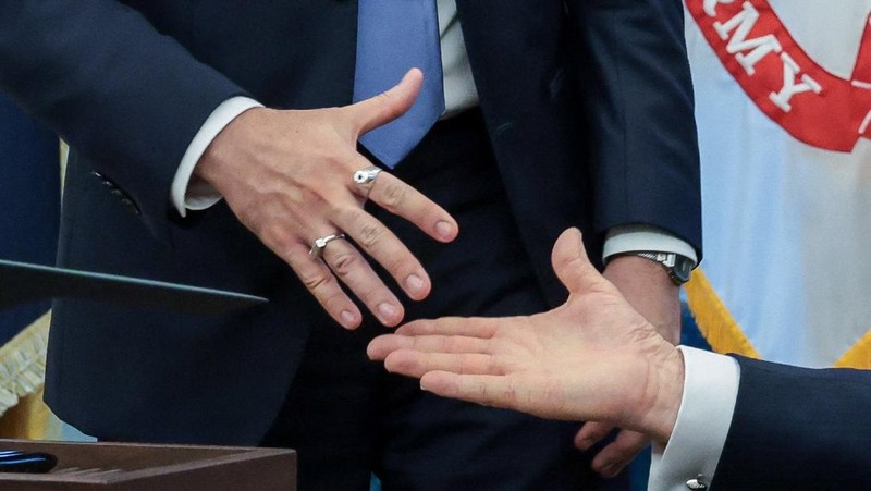 Presiden AS Donald Trump dan Wali Kota New York City terpilih Zohran Mamdani dalam konferensi pers di Ruang Oval Gedung Putih di Washington, D.C., AS, 21 November 2025. REUTERS/Jonathan Ernst