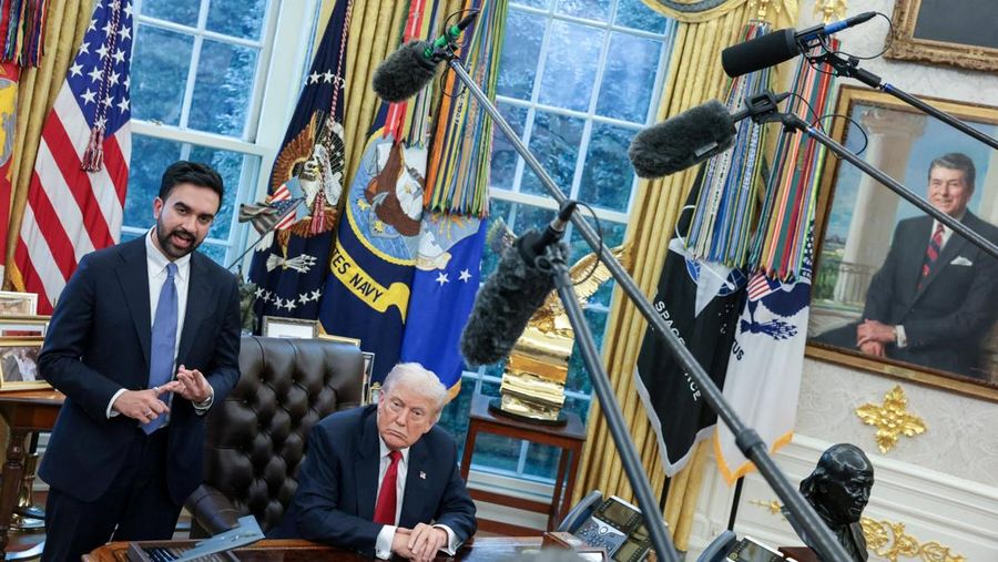 Presiden AS Donald Trump dan Wali Kota New York City terpilih Zohran Mamdani dalam konferensi pers di Ruang Oval Gedung Putih di Washington, D.C., AS, 21 November 2025. REUTERS/Jonathan Ernst