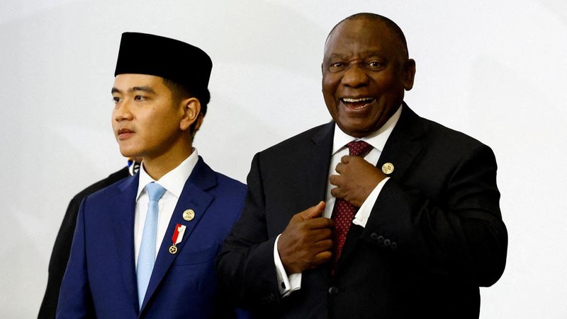 Indonesia's Vice President Gibran Rakabuming Raka and German Finance Minister and Vice Chancellor Lars Klingbeil attend a plenary session on the opening day of the G20 leaders' Summit at the Nasrec Expo Centre in Johannesburg, South Africa, November 22, 2025. REUTERS/Thomas Mukoya/Pool