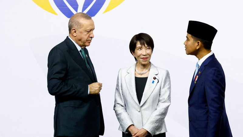 Indonesia's Vice President Gibran Rakabuming Raka and German Finance Minister and Vice Chancellor Lars Klingbeil attend a plenary session on the opening day of the G20 leaders' Summit at the Nasrec Expo Centre in Johannesburg, South Africa, November 22, 2025. REUTERS/Thomas Mukoya/Pool