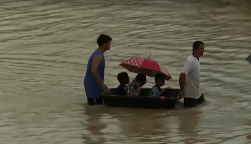 Hujan deras menyebabkan banjir di distrik Hat Yai di provinsi Songkhla, Thailand selatan, Sabtu, 23/11. (TPBS via Reuters).
